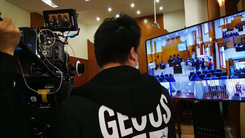 AI生成VS人工创意——港闸区广告片拍摄公司的技术浪漫主义实践
